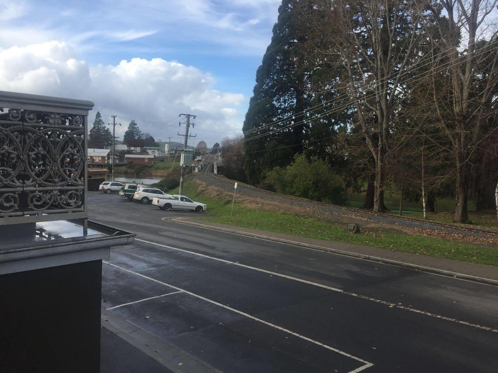 Deloraine Hotel Exterior photo